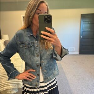 Sneak Peek Women’s Denim Jean Jacket Cropped Lightly Distressed Fitted